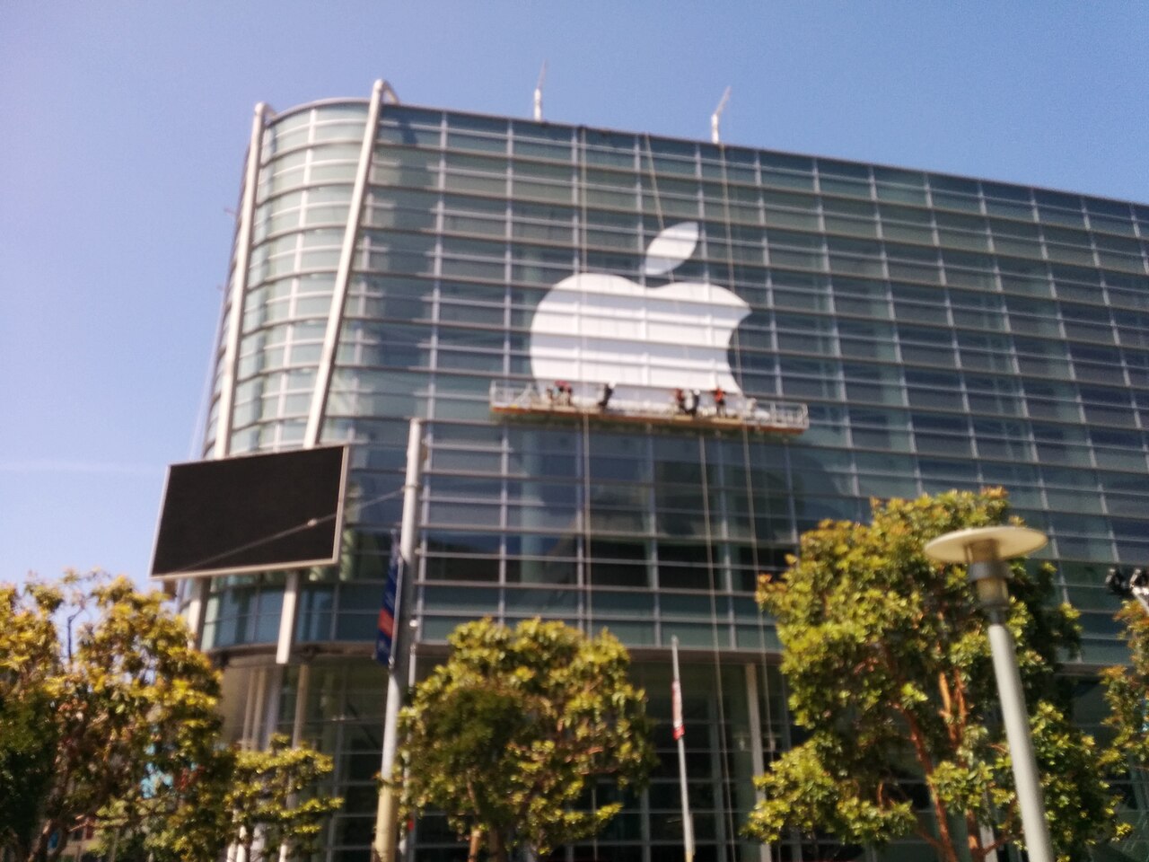 WWDC 준비 중인 애플 로고 설치
