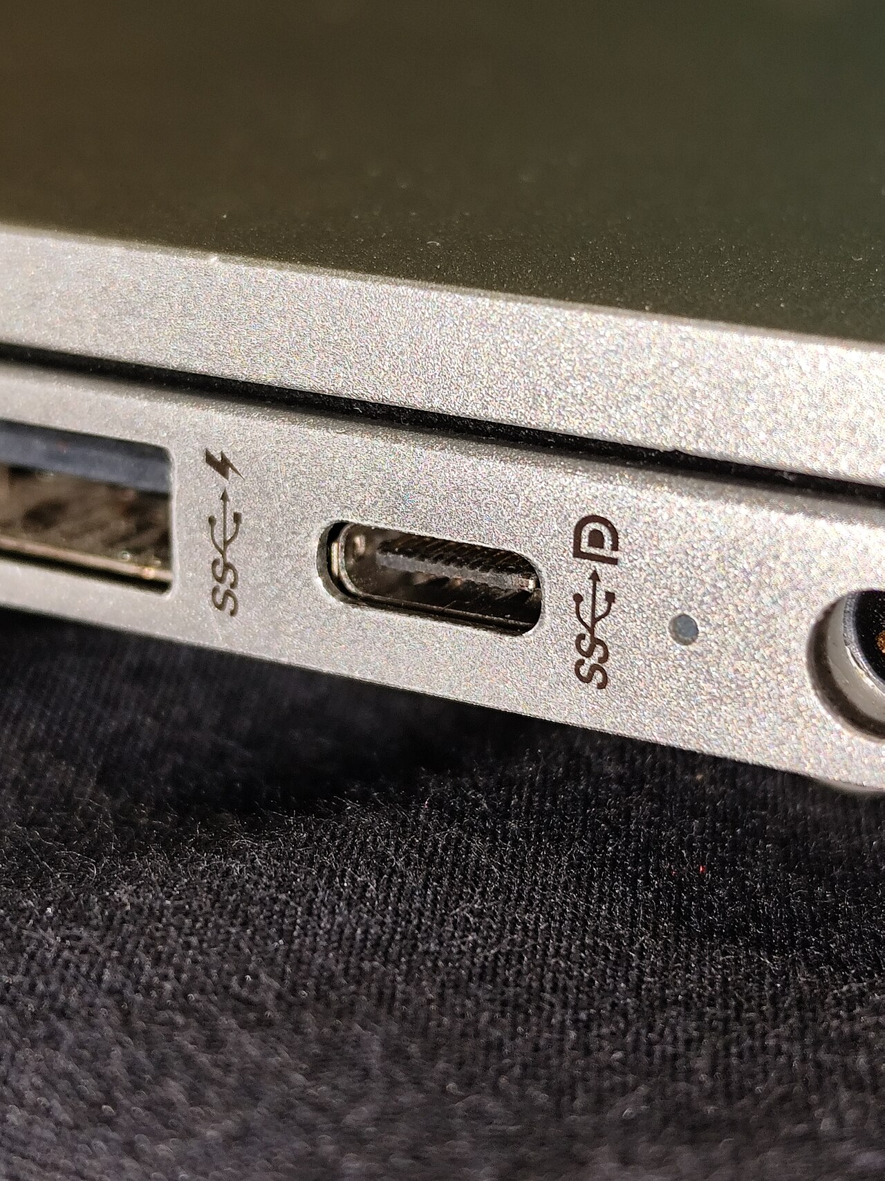 노트북의 USB-C 단자