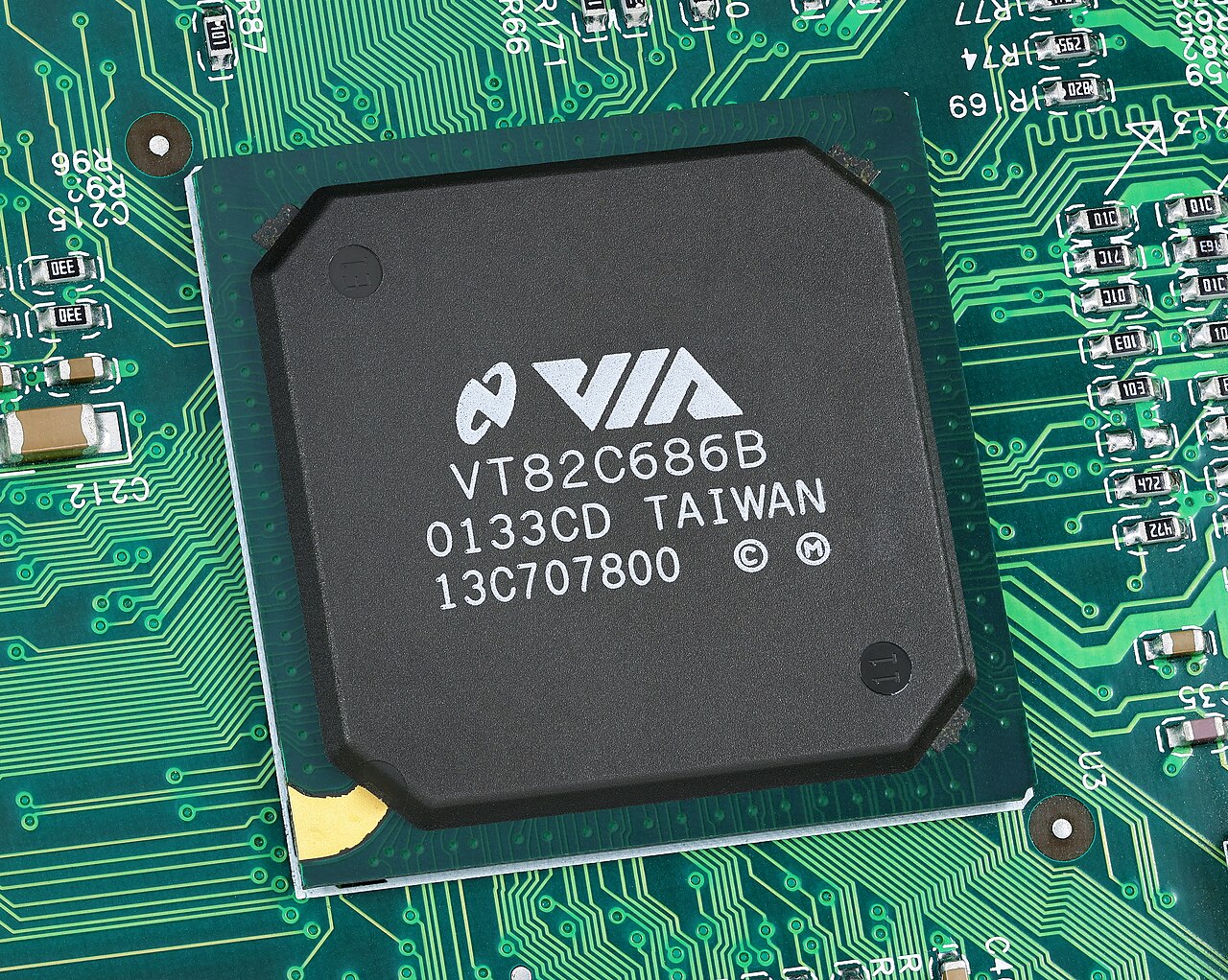 VT82C686B 사우스브리지 칩