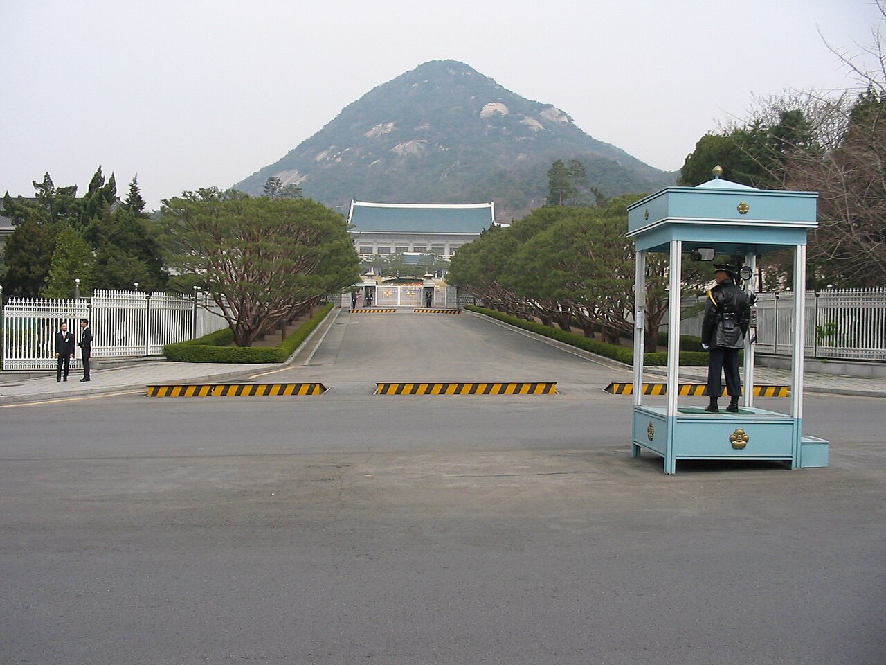 북한산을 배경으로 한 청와대