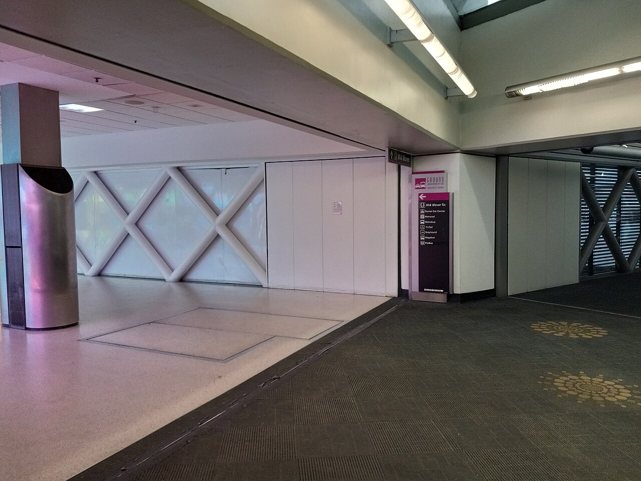 마이애미 국제공항 주차동과 출발장