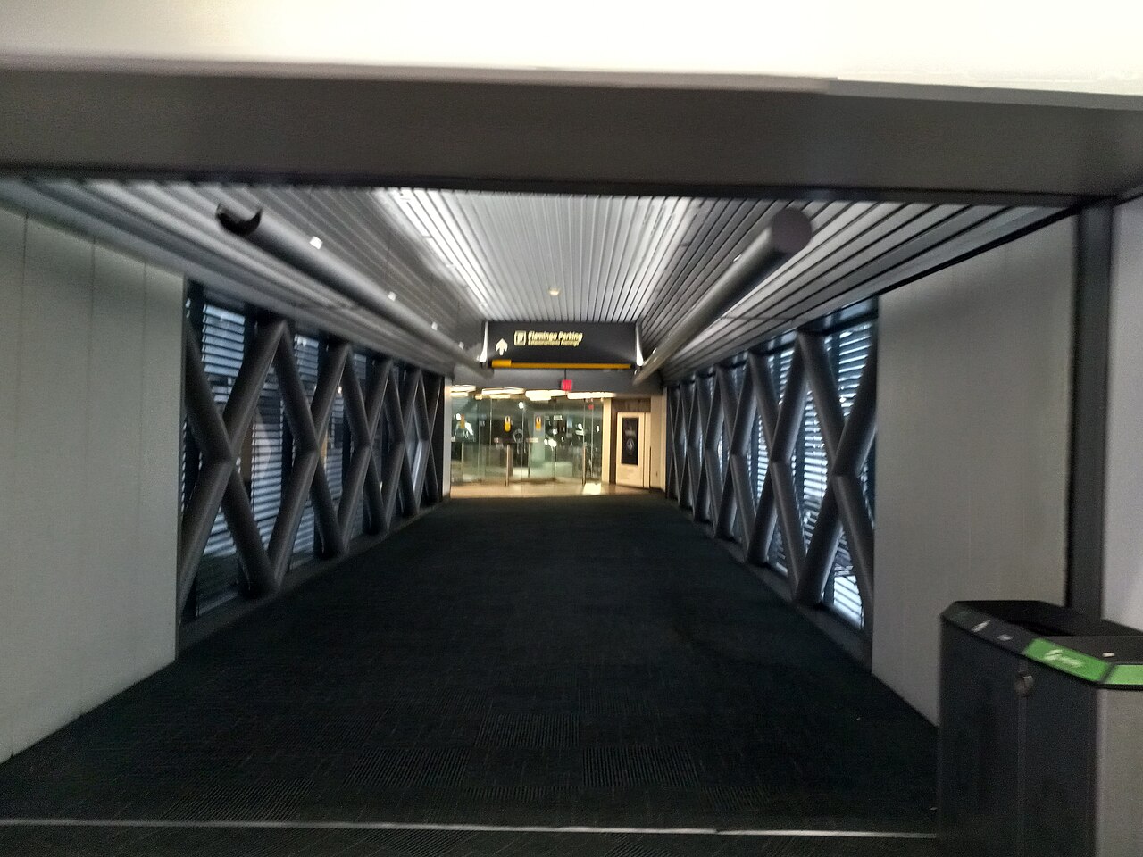 마이애미 국제공항 돌핀 주차장과 출발장